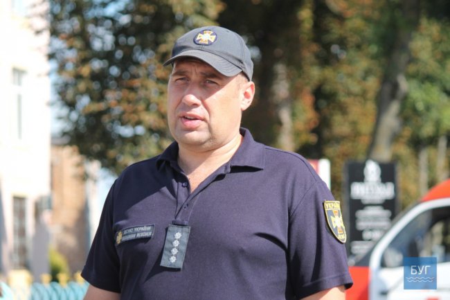 На червоних люках – не паркуватись: у місті на Волині рятувальники позначили пожежні гідранти