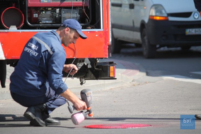 На червоних люках – не паркуватись: у місті на Волині рятувальники позначили пожежні гідранти
