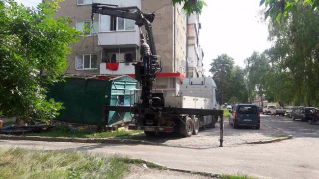 Демонтаж триває: муніципали знесли скупку склотари