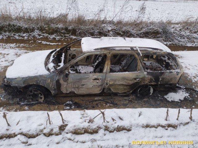 Посеред поля поблизу Луцька знайшли згорілий автомобіль. ФОТО