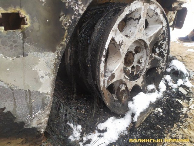 Посеред поля поблизу Луцька знайшли згорілий автомобіль. ФОТО