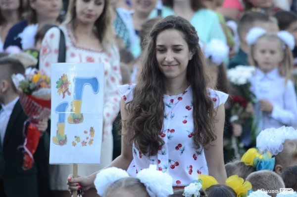 Перший дзвоник у луцьких школах. ФОТОРЕПОРТАЖ
