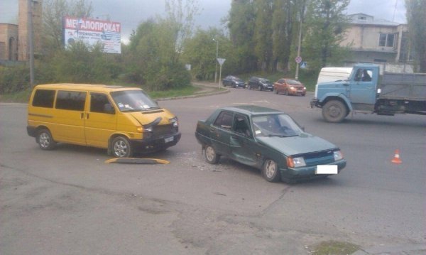 Аварія у Луцьку: біля польського Консульства зіткнулися дві автівки. ФОТО