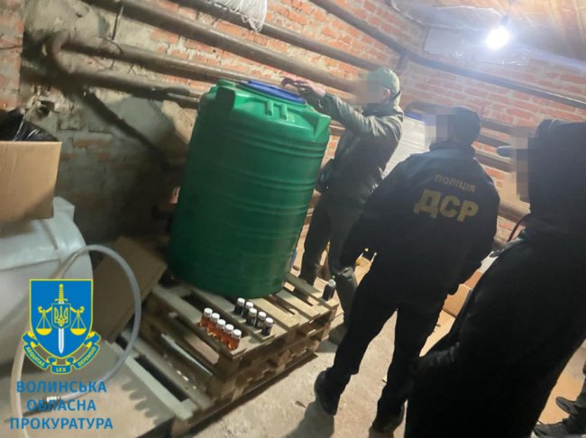 Організували підпільний цех із виробництва алкоголю: судитимуть трьох волинян. ФОТО