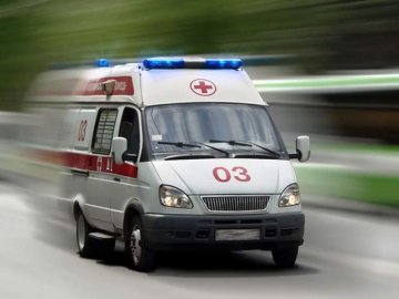 «Швидка» на тротуарі збила жінку з дитиною