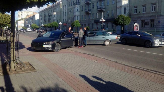 На Волі Mitsubishi заднім ходом протаранило Volkswagen