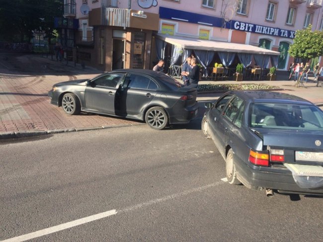 На Волі Mitsubishi заднім ходом протаранило Volkswagen