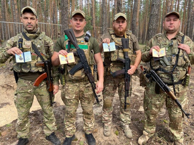 Волинські поліцейські-добровольці отримали відзнаки в зоні бойових дій. ФОТО