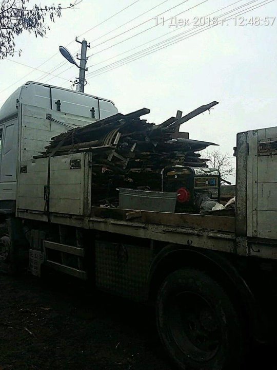 Демонтаж сараїв у Луцьку: вивезли вантажівку гнилого дерева. ФОТО