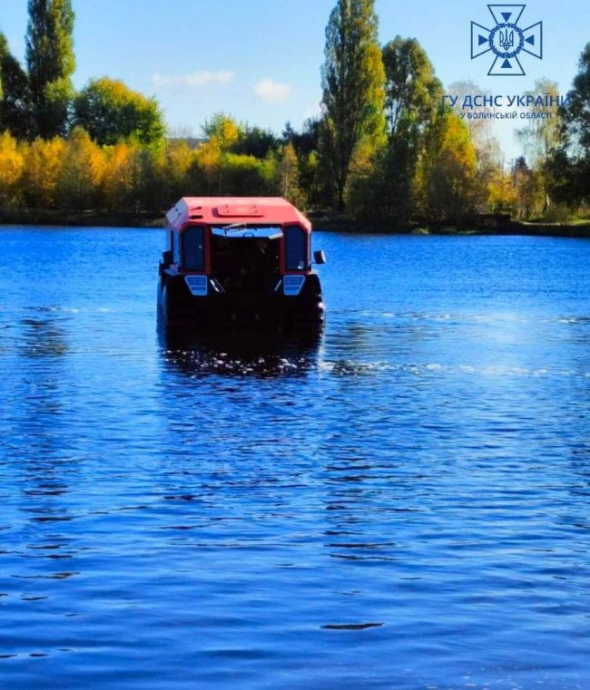 У волинській річці рятувальники вчилися водити снігоболотохід. ФОТО