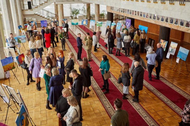 У Луцьку відкрили виставку картин жінок, які втратили коханих на війні