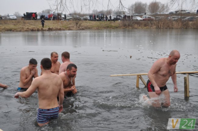 Під музику оркестру, з фотозоною та співами: як у Жидичині святкували Водохреще. ФОТО