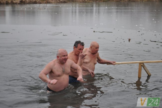 Під музику оркестру, з фотозоною та співами: як у Жидичині святкували Водохреще. ФОТО
