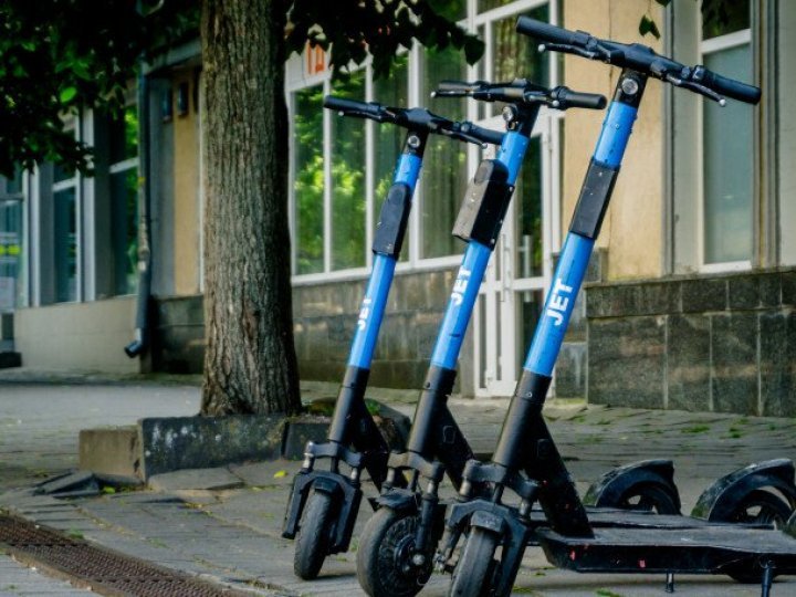 Патрульні в Луцьку затримали п’яних дівчат на електросамокатах