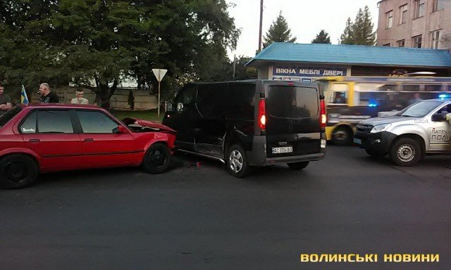 У Луцьку поблизу ресторану зіткнулись легковик та мікроавтобус. ФОТО