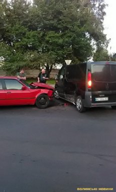 У Луцьку поблизу ресторану зіткнулись легковик та мікроавтобус. ФОТО