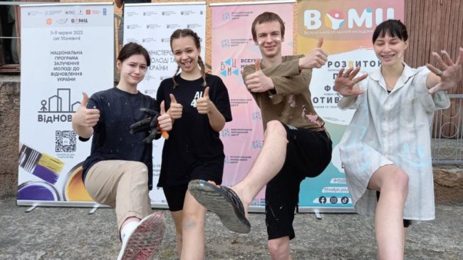 Приїхали за обміном: у Маневичах на Волині молодь з різних регіонів України ремонтувала приміщення. ВІДЕО