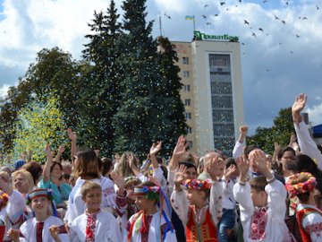 Лучани у вишиванках створили «живий» віночок