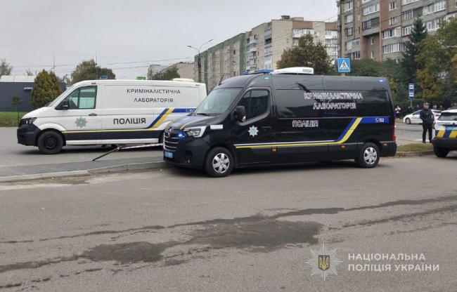 Пошкоджений будинок на Соборності: поліція працює на місцях влучань у Луцьку. ФОТО