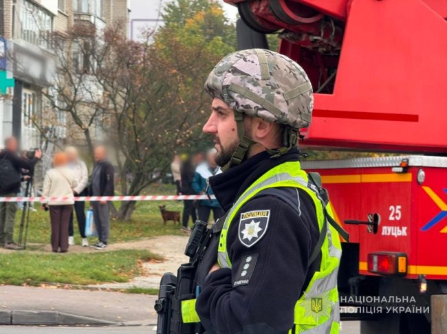 Пошкоджений будинок на Соборності: поліція працює на місцях влучань у Луцьку. ФОТО