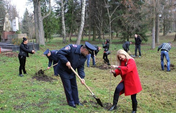 Як луцька міліція садила дерева. ФОТО