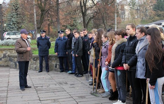 Як луцька міліція садила дерева. ФОТО