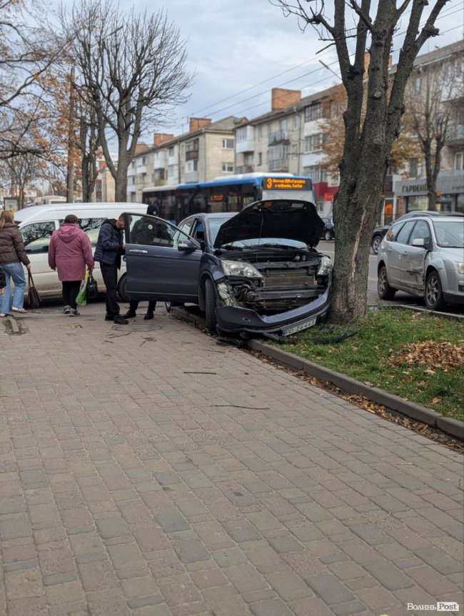 Аварія у  Луцьку: на Перемоги водій автівки в'їхав  у дерево