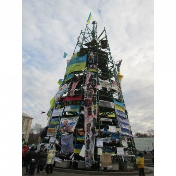 «Йолка» на Євромайдані стала зіркою інтернету. ФОТО