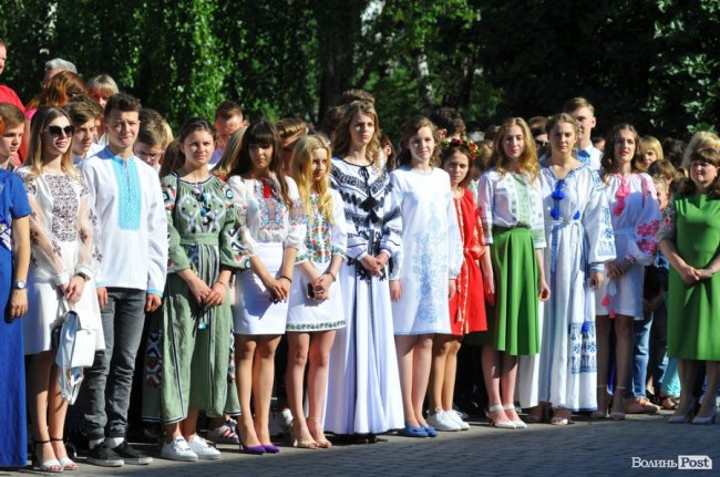 Емоції, квіти, вишиване вбрання: останній дзвоник у луцькій гімназії. ФОТО