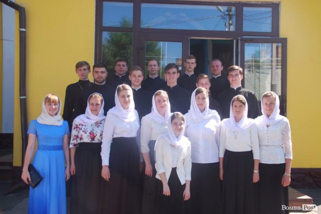 Фото випускного у Волинській духовній семінарії