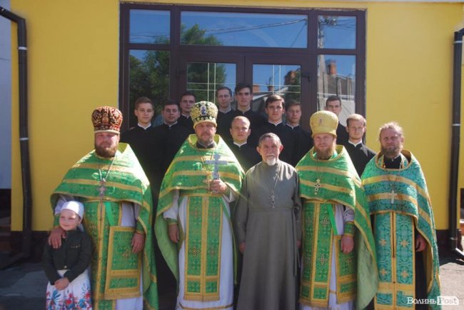 Фото випускного у Волинській духовній семінарії