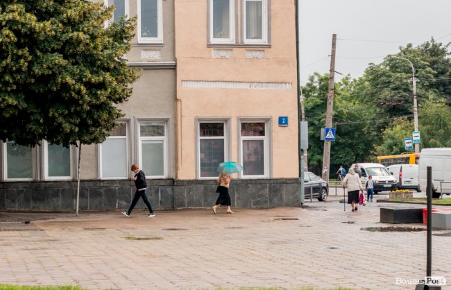Парасольки і калюжі: дощовий день у Луцьку. ФОТО