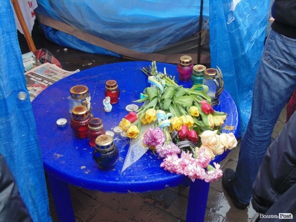 Квіти та лампадки: лучани вшановують Героїв Майдану. ФОТО