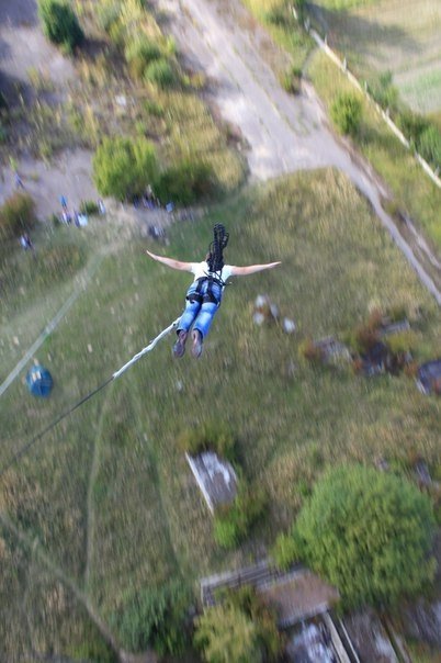 Як у Луцьку стрибали з труби заввишки понад 50 метрів у вишиванках. ФОТО. ВІДЕО