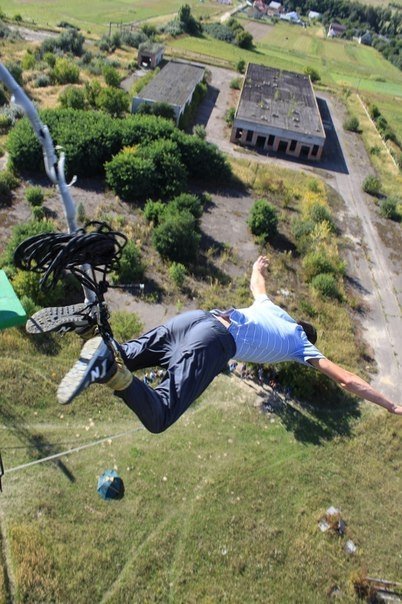 Як у Луцьку стрибали з труби заввишки понад 50 метрів у вишиванках. ФОТО. ВІДЕО
