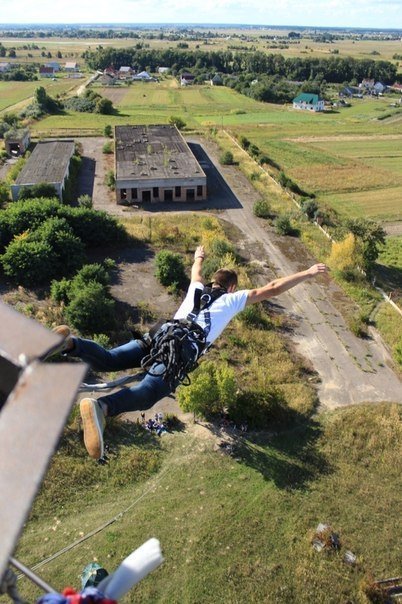 Як у Луцьку стрибали з труби заввишки понад 50 метрів у вишиванках. ФОТО. ВІДЕО