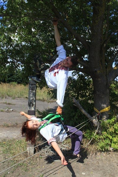 Як у Луцьку стрибали з труби заввишки понад 50 метрів у вишиванках. ФОТО. ВІДЕО