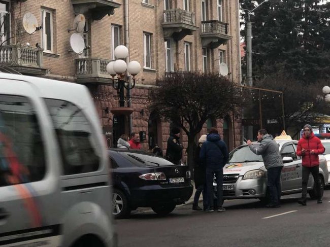 У центрі Луцька зіткнулися учбовий автомобіль та Mazda. ФОТО