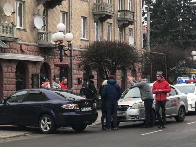 У центрі Луцька зіткнулися учбовий автомобіль та Mazda. ФОТО