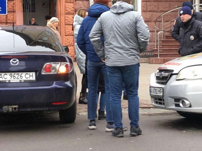 У центрі Луцька зіткнулися учбовий автомобіль та Mazda. ФОТО