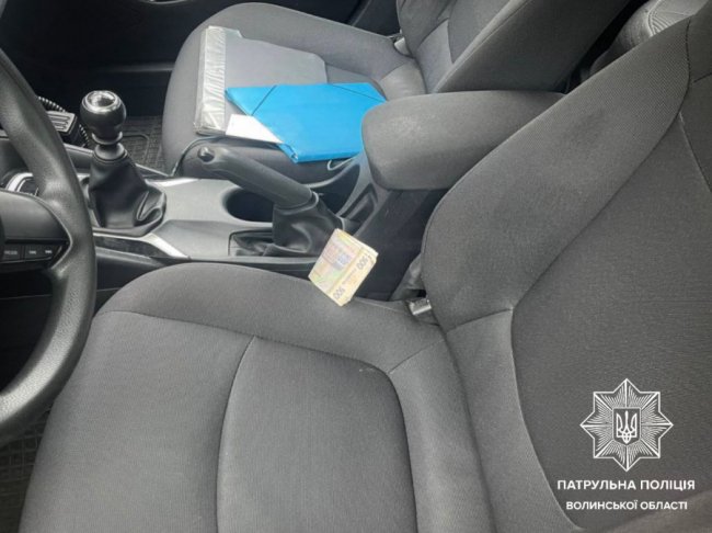 На Волині два водії пропонували патрульним хабар