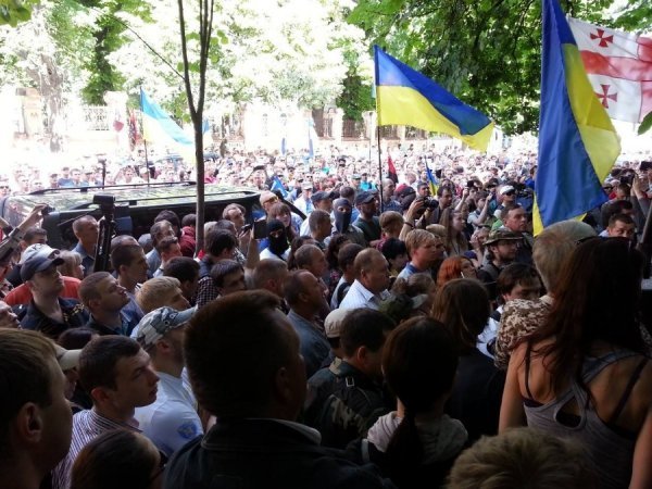 Під вікнами Порошенка вимагають скасувати перемир’я і визнати, що на Сході – війна. ФОТО