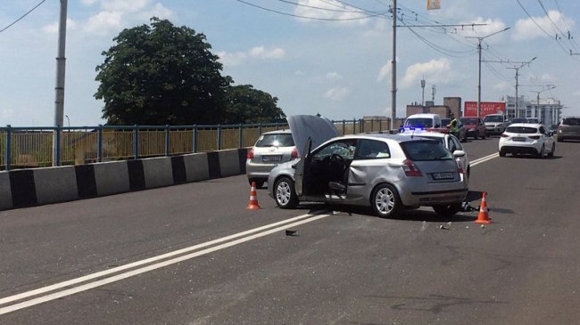 На Рівненській у Луцьку – аварія: зіткнулися дві автівки