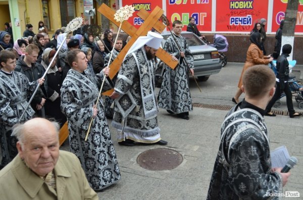 Під час хресної ходи у Луцьку окропили навіть мормонів