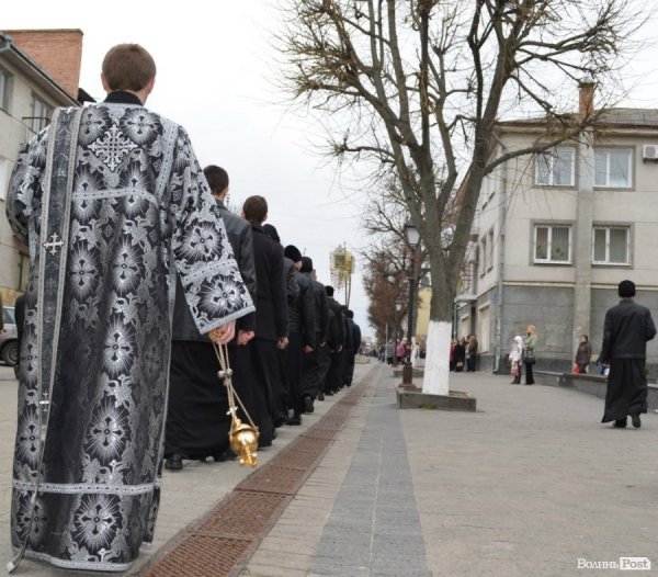 Під час хресної ходи у Луцьку окропили навіть мормонів
