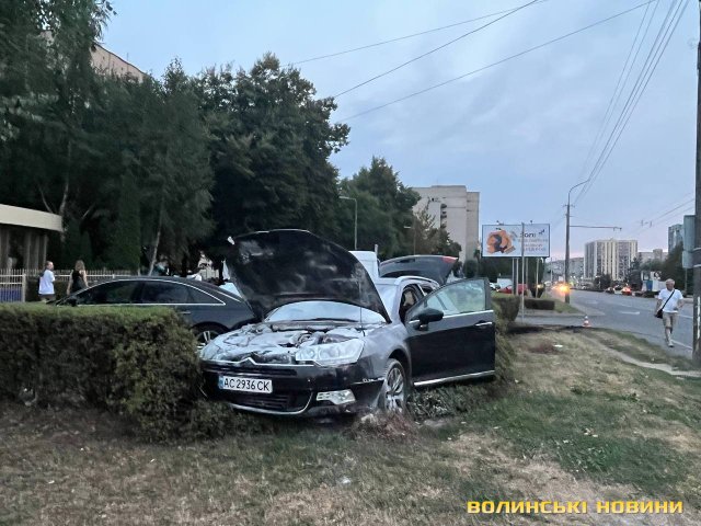 У Луцьку автомобіль вилетів на тротуар, врізався у кущі та загорівся. ФОТО