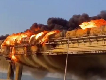 Горить Кримський міст