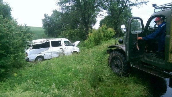 На Волині через вибоїни на дорозі перекинувся автомобіль. ФОТО