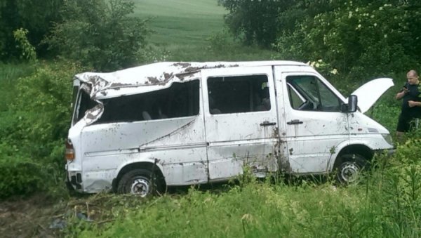 На Волині через вибоїни на дорозі перекинувся автомобіль. ФОТО