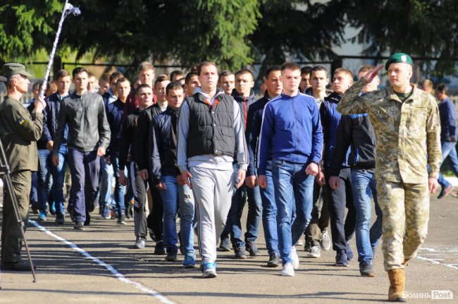 До армії урочисто відправили майже сотню юнаків з Волині. ФОТО